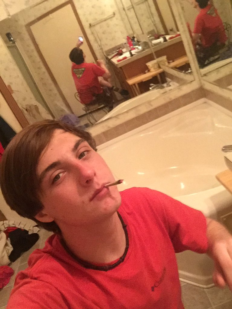 Jaredlay2's tweet image. Getting high alone agin sucks it's my choice but I have to make thangs right to someone and show them that it worth forgiveness I still care