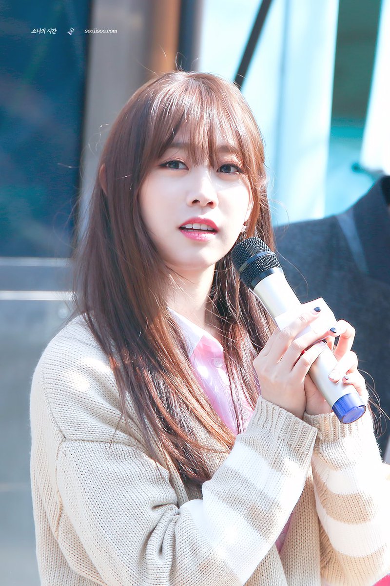 130304 미니팬미팅
#러블리즈 #지수 #LOVELYZ #JISOO

이 날의 유일한 눈뜬사진ㅋㅋㅋ큐ㅠㅠㅠ
goo.gl/1pnInf
