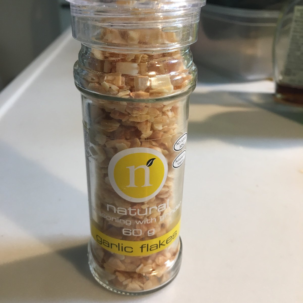 N氏 肉のハナマサで ガーリックフレークミル を198円とかで買ったんだけど 何にでもガリガリガーリックチップ を振り掛けられる 激ウマライム ので ガーリック好きにはたまらない 熱した油にガリガリガー 略 して 白飯を入れて 塩胡椒もガリガリすれば