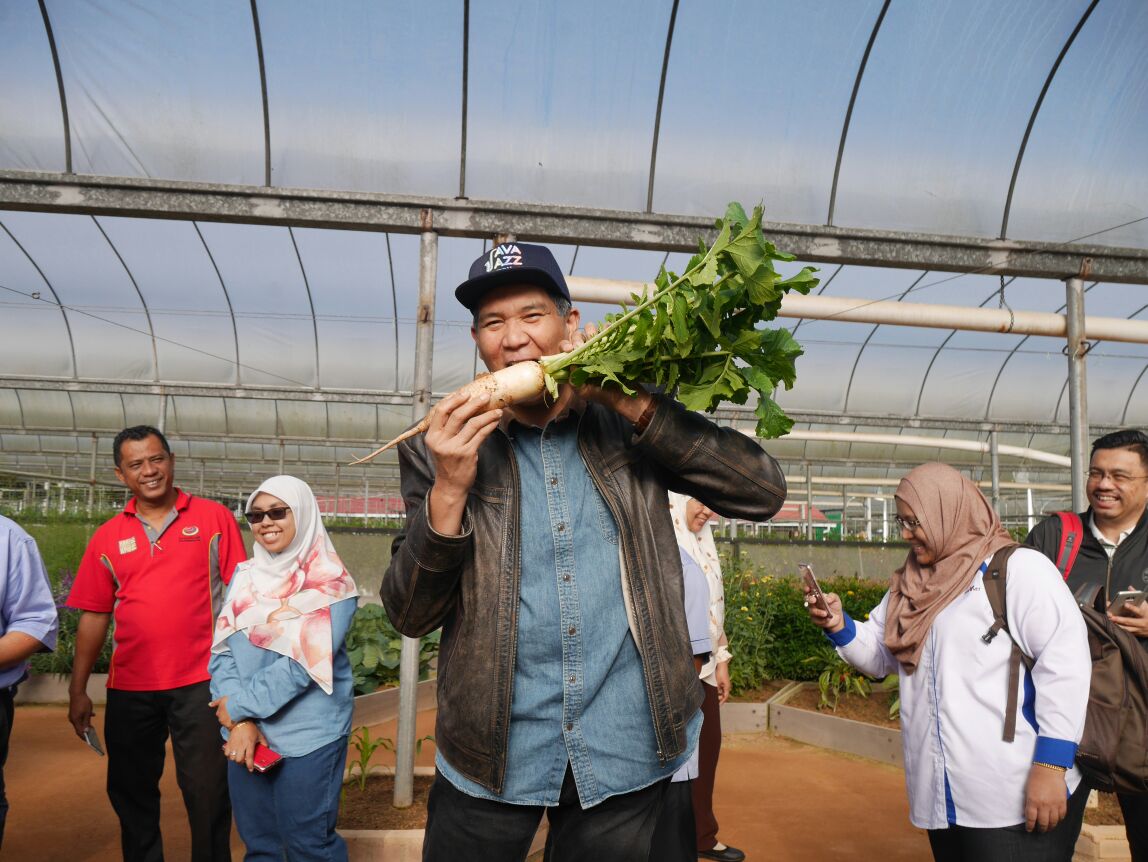 mardimalaysia's tweet photo. @TATMCH wadah inovasi R&amp;D tanah tinggi berlatarbelakang landskap &amp; bungaan. #ourfoodourfuture. Gambar: Lawatan TKSU @moa_gov @msallehhuddin https://t.co/31lQJ1PWAi