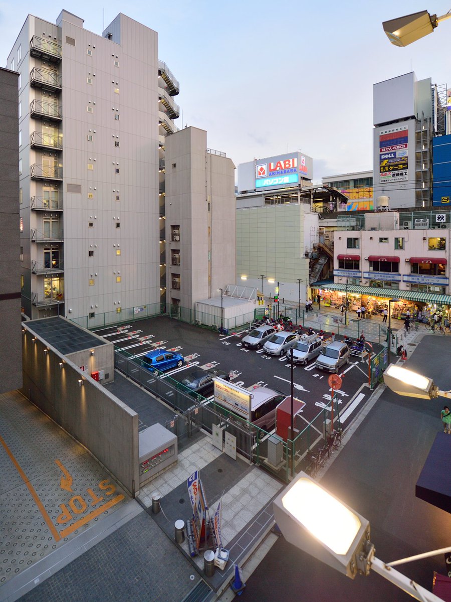 フォト秋葉原 秋葉原 駅電気街口をudx側に出た所に緑豊かなコインパーキングがあるのですがビルが建つのですね この場所は神田青果市場 おそらく木造の飲食店などがあったあたり バスケットコート 駐車場 ラジオ会館3号館 ボークス秋葉原sr 駐車場