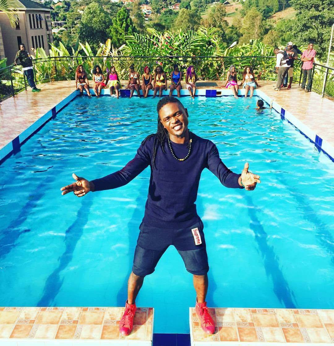 RadioandWeasel's tweet photo. Let the music speak 
#Leesu Video shoot #TalkMusicNonstop
Meanwhile 
#RememberMe Video Loading..89 %
#10YearsOfRAW https://t.co/Yd6aXlqrAz