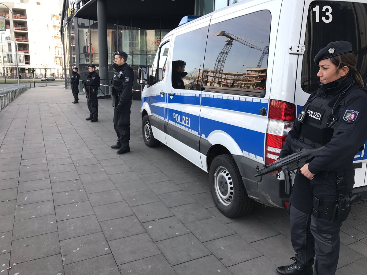 SebastianReddig's tweet photo. Schwer bewaffnete Polizisten sichern Einkaufszentrum am #Limbecker Platz in #Essen. 200 Geschäfte bleiben nach einer Anschlags-Drohung zu. https://t.co/tb2n0B9tx3