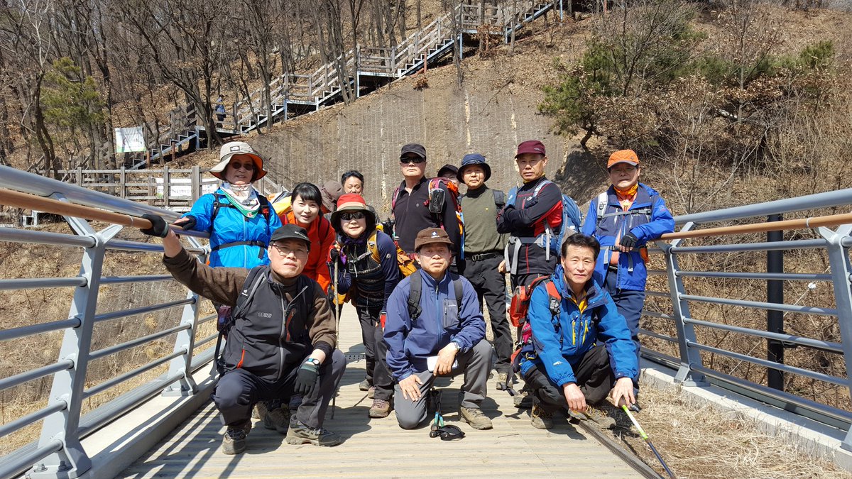 kew8306's tweet photo. 성남시( 시장 이재명 ) 에서는 2017.3.11 성남시민등산교실 수료생과 함께하는 성남누비길 탐방중 제2구간
남문~갈마치고개 코스 탐방
산수유도 피고 따사로운 봄 햇살과
함께한 즐거운 시간이었습니다 
다음 3구간 탐방에서 뵙겠습니다 @you5834 https://t.co/TfUHD6638v