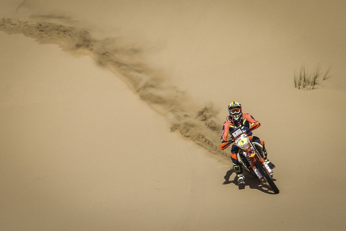 #French rider Benjamin Melot carrying #bikes lead into @NissanDxb Stage 3 #DubaiBaja #MyDubai <a href="/FIM_live/">FIM</a> #Bajas #WorldCup