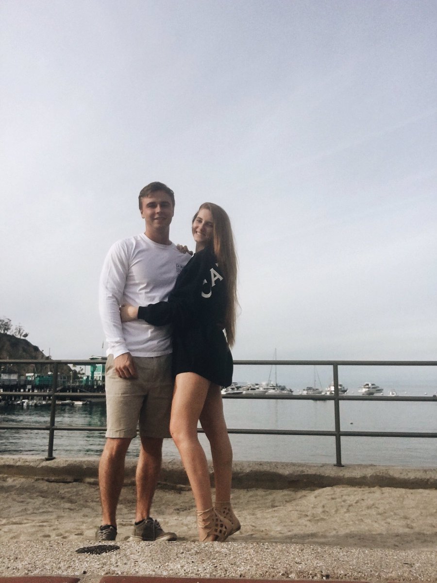 ItsCassidyLeigh's tweet photo. Catalina w/ da boo thang 🍍 https://t.co/fpHbwACzZe
