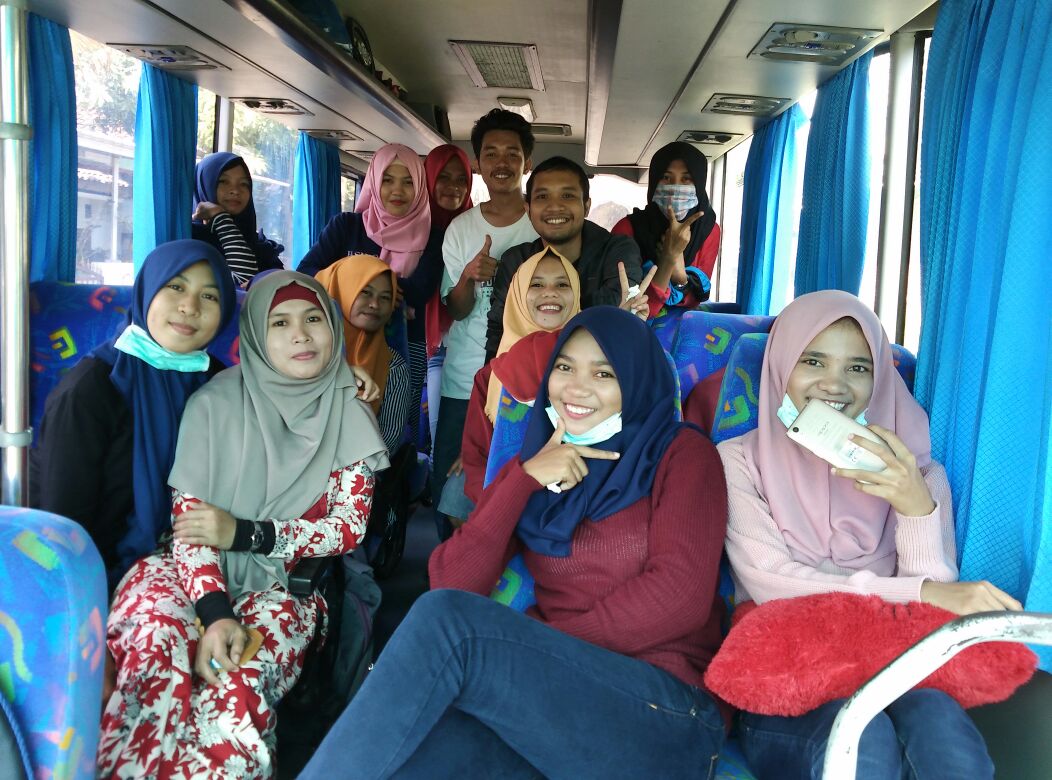 karumbu_id's tweet photo. Rombongan kloter pertama. Putret²an sambil nunggu Pak Sopir selese semedi. We are #buzzbozz https://t.co/3bqIThXljW