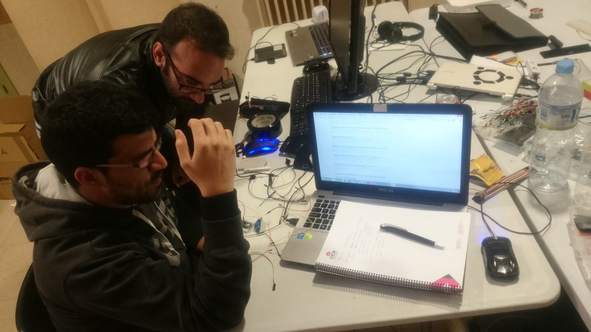 CatedraTEF_UEx's tweet image. Nuestros equipos resisten toda la noche #WorkHard #HackForGood #H4GCC
