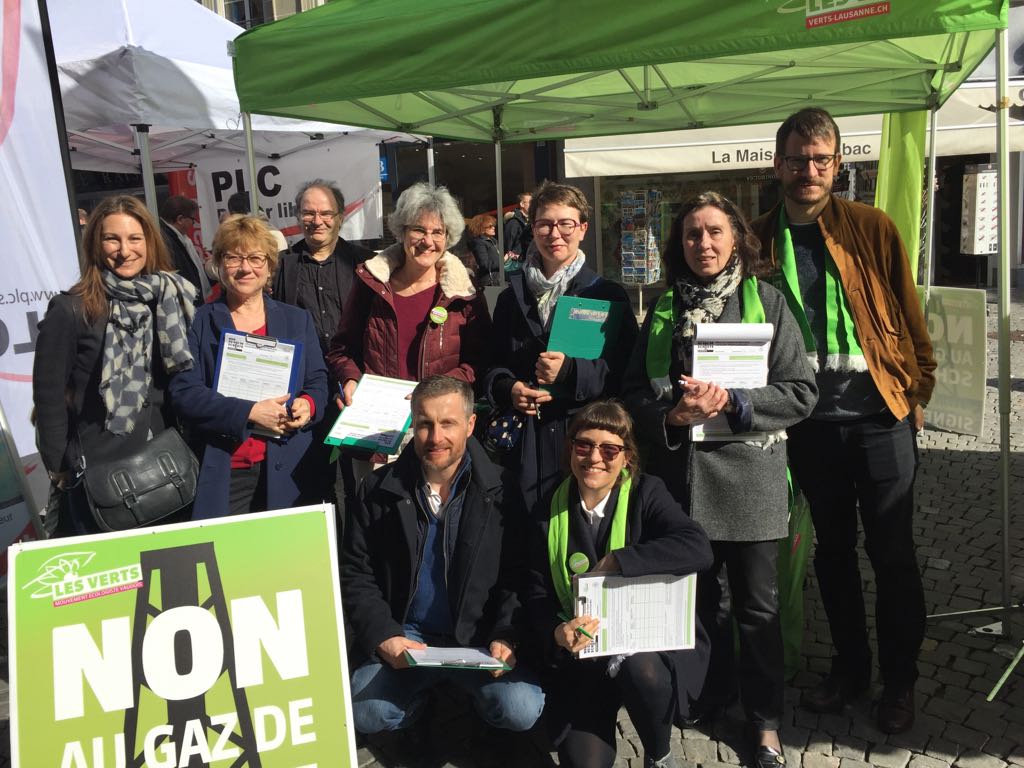 stopschiste_vd's tweet photo. Magnifique deuxième journée de récolte pour #stopschiste dans tout le canton ! https://t.co/KNP7lDy4oq