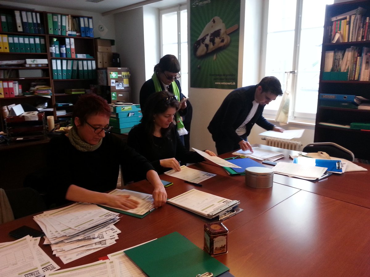 stopschiste_vd's tweet photo. On s'active pour compter les signatures récoltées ce samedi! #stopschiste https://t.co/pggQVKEMeN