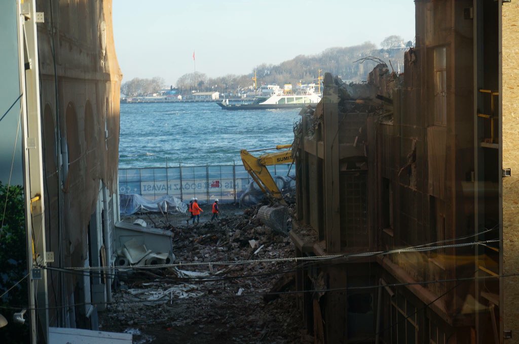 o siyah örtünün arkasında ne var? Karaköy Yolcu Salonu yıkımı
