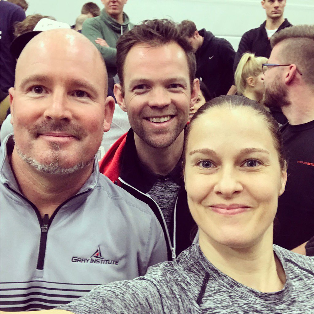 Look what legends I ran into <a href="/ElizabethJBanks/">Elizabeth Banks</a> &amp; <a href="/IntelMotionbe/">Intelligent Motion</a> #movementgeeks