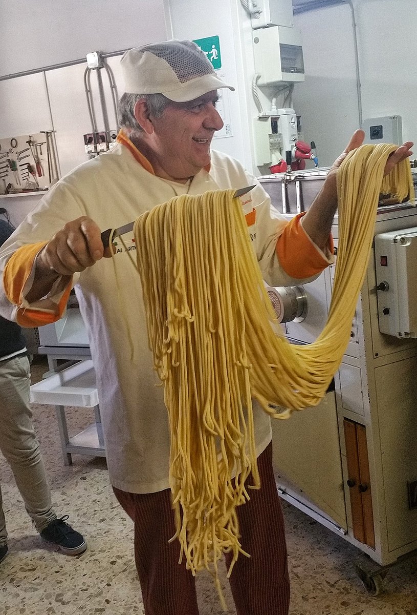 girovagate's tweet photo. Si va a scuola di pasta fatta in casa! I pici e i tortelli di patate di Piero Stocchi si presentano bene, toccherà assaggiarli 😉 #blogARt https://t.co/GJS8Cpro4j