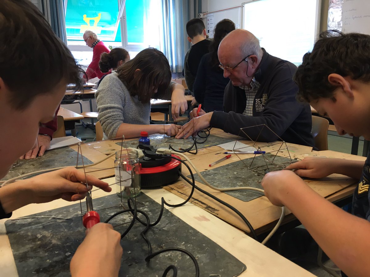 Wat werd er gisteren weer lekker gewerkt! Het wekelijkse knutselcircuit is weer gestart en in groep 7/8 werd er gesoldeerd.