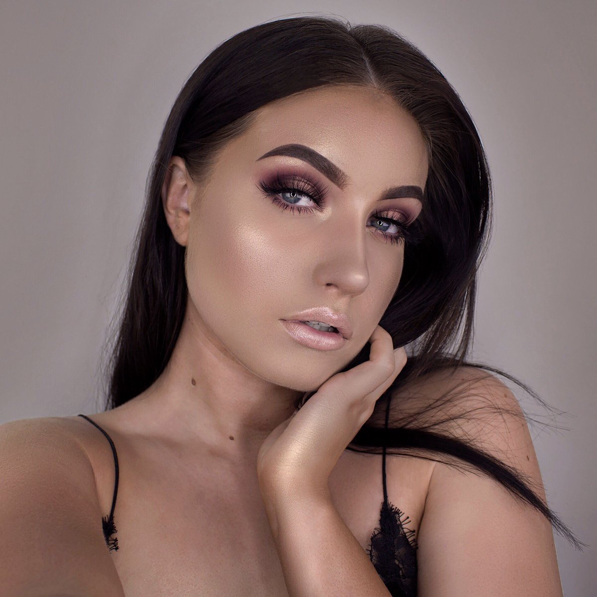 makeupthang's tweet photo. Glow baby, glow! @ABHcosmetics Ultimate Glow Kit "Snow" &amp; "White Sand" ✨ https://t.co/LzldVpxGBH
