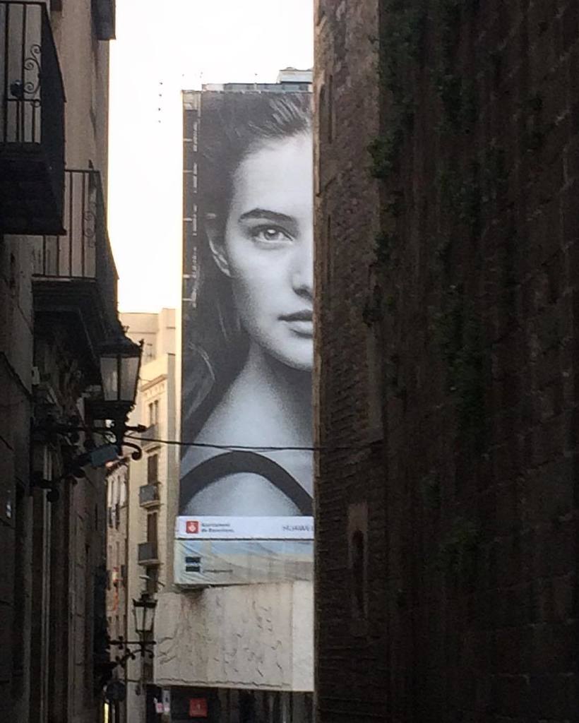 Barcelona #architecture #oldtown #publicidad ift.tt/2mSV1EV