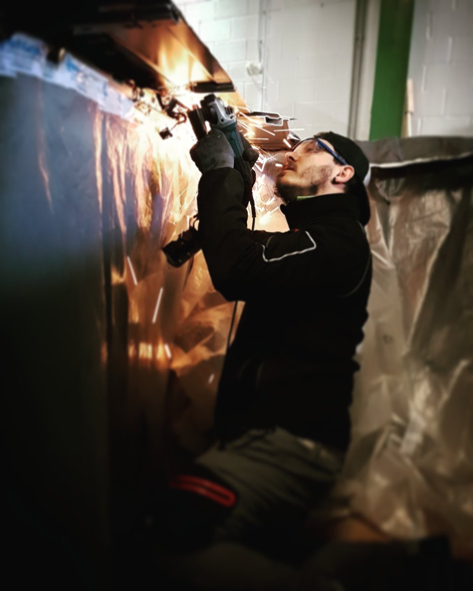 NorthKamp's tweet photo. Instalando #techo #elevable, abriendo el melón! #campervan #vanlife #camper #campervan #vancamper https://t.co/uSkWMSsDWi