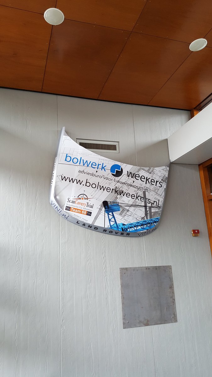 wittegijdeweg's tweet photo. Motorkap van de #LandRover aan de sponsor @bolwerkweekers gegeven. Hang in de entree van hun kantoor als blijvende herinnering aan #scanct https://t.co/bqHjTPfk0p