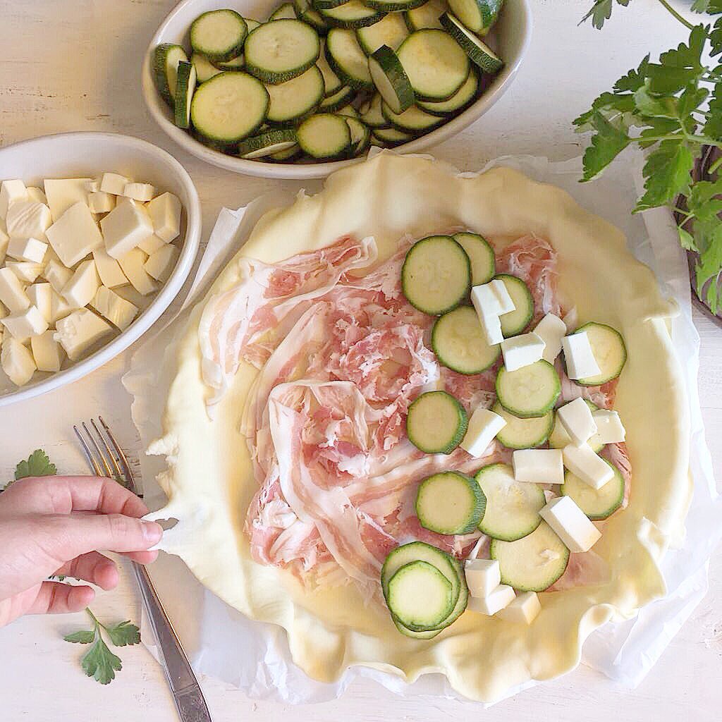paolina65's tweet photo. Zucchine,mozzarella,pancettae pasta sfoglia . Prezzemolo, olio e sale. #foodblogger #lunch #food #ciboitaliano #pranzo #tortasalata #sabato https://t.co/8rHdP5Yk8U