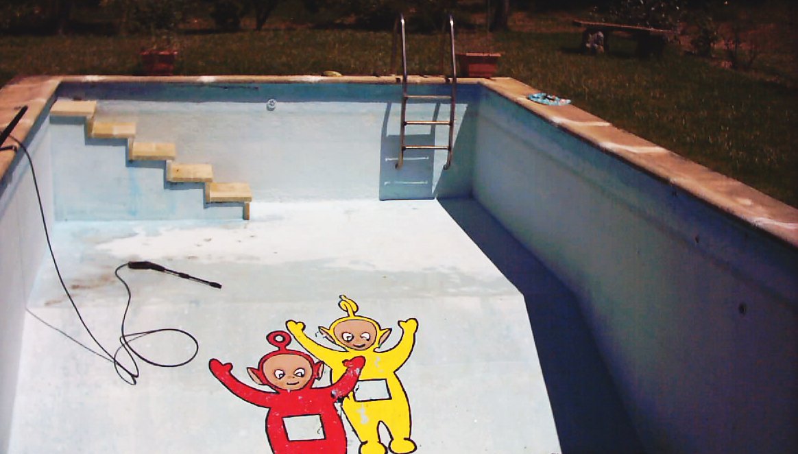 Cosas que te alegran el día: estar limpiando una piscina y que salgan dos teletubbies a saludarte!!! Feliz Sábado