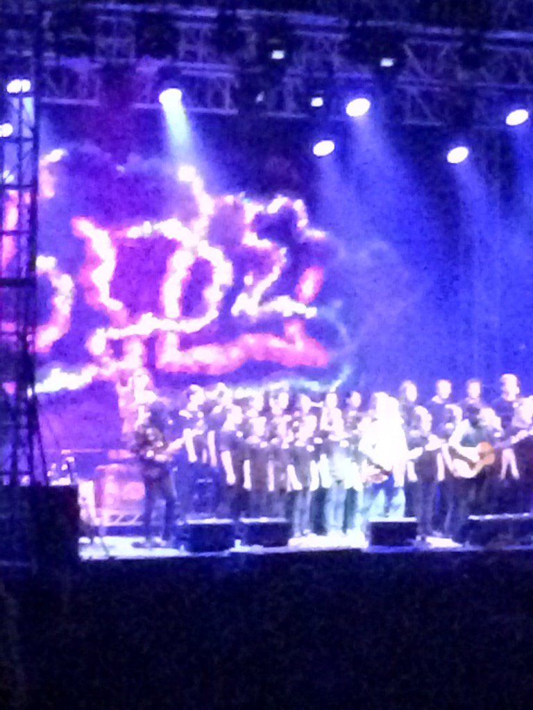 SheehanStacey's tweet photo. 5 mins in, best concert ever! @NeilFinn #skyfields #devonport https://t.co/AsxP6P62wz