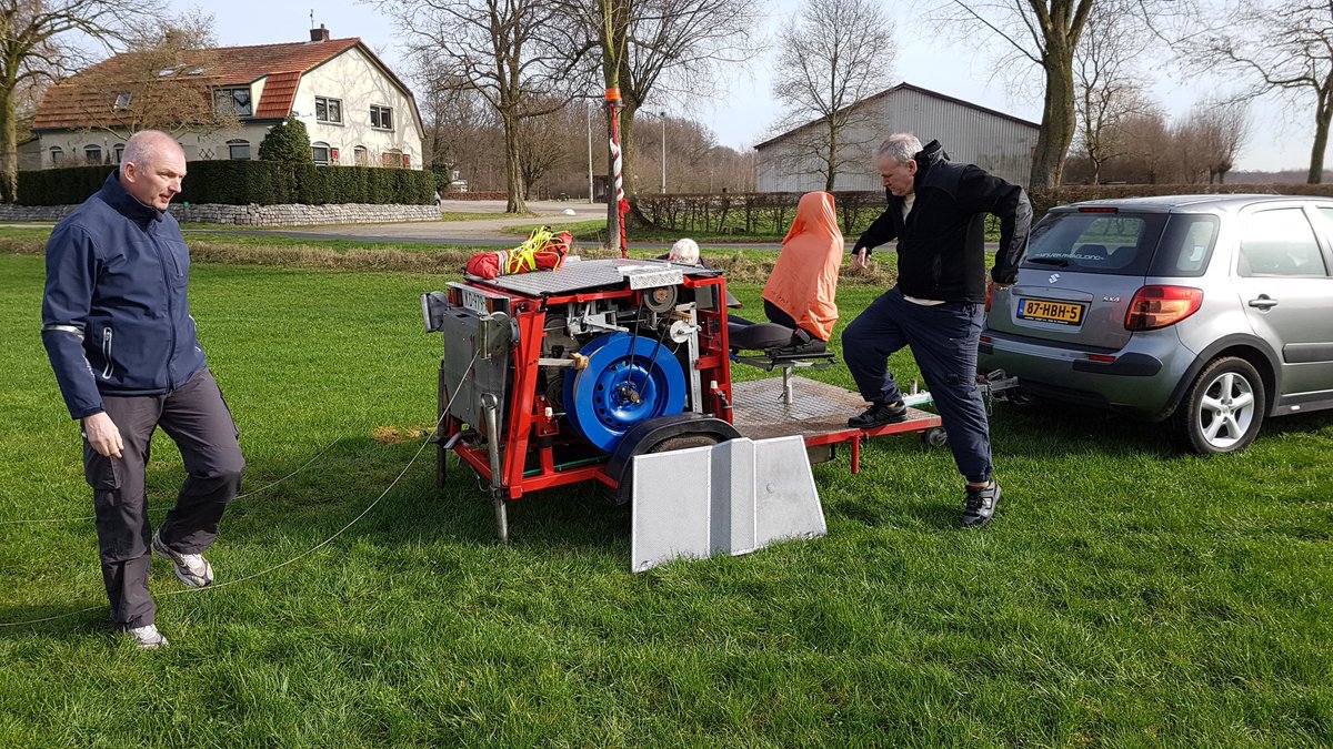 Airmaxholland's tweet photo. Hey @Teamrembrandts #First #Firsttweets #Orlandafrc do you like our Paragliding winch robot🦁👊💪 Lot of succes to you from #Dutchpilots https://t.co/h5AZyfahko