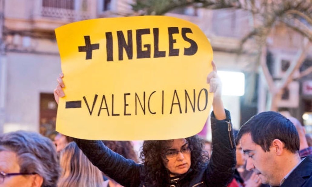 AlvaroMunyoz's tweet photo. Que no vulgues valencià és greu, però estimada amiga, tens dues cames, no pots tindre més "ingles".

Lamente fer-te spoiler. https://t.co/CrOX250g8K