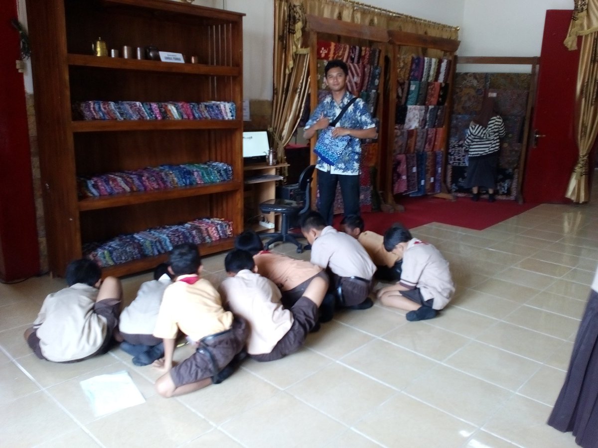 Wisata idukasi batik dan kerajinan unggulan di Showroom Dekranasda Rembang 
Oleh SDN Babagan....