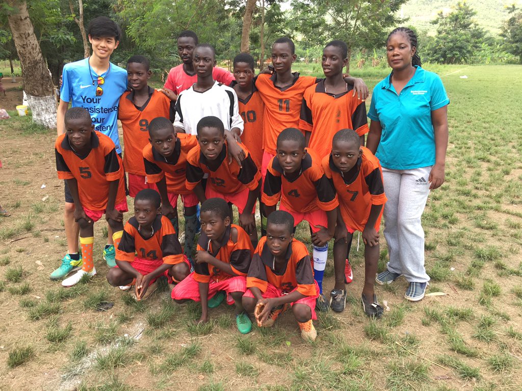 ENIJE's tweet photo. 周辺地域の小学生を呼んだサッカー大会が始まりました❗️
おちゃめな一面も。。。笑
#ガーナ #enige #ENIJE #サッカー大会 #アコソンボ #ポム

https://t.co/u5E9nocy00 https://t.co/Rqa4s5TG9h