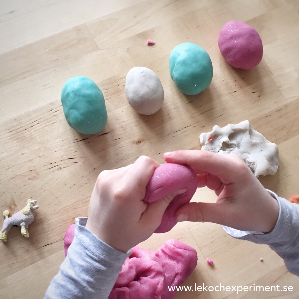 lekoexperiment's tweet photo. Överraskningsägg av hemmagjord Play Doh https://t.co/Pr48aVC2Eh https://t.co/lVtgKGgdIn