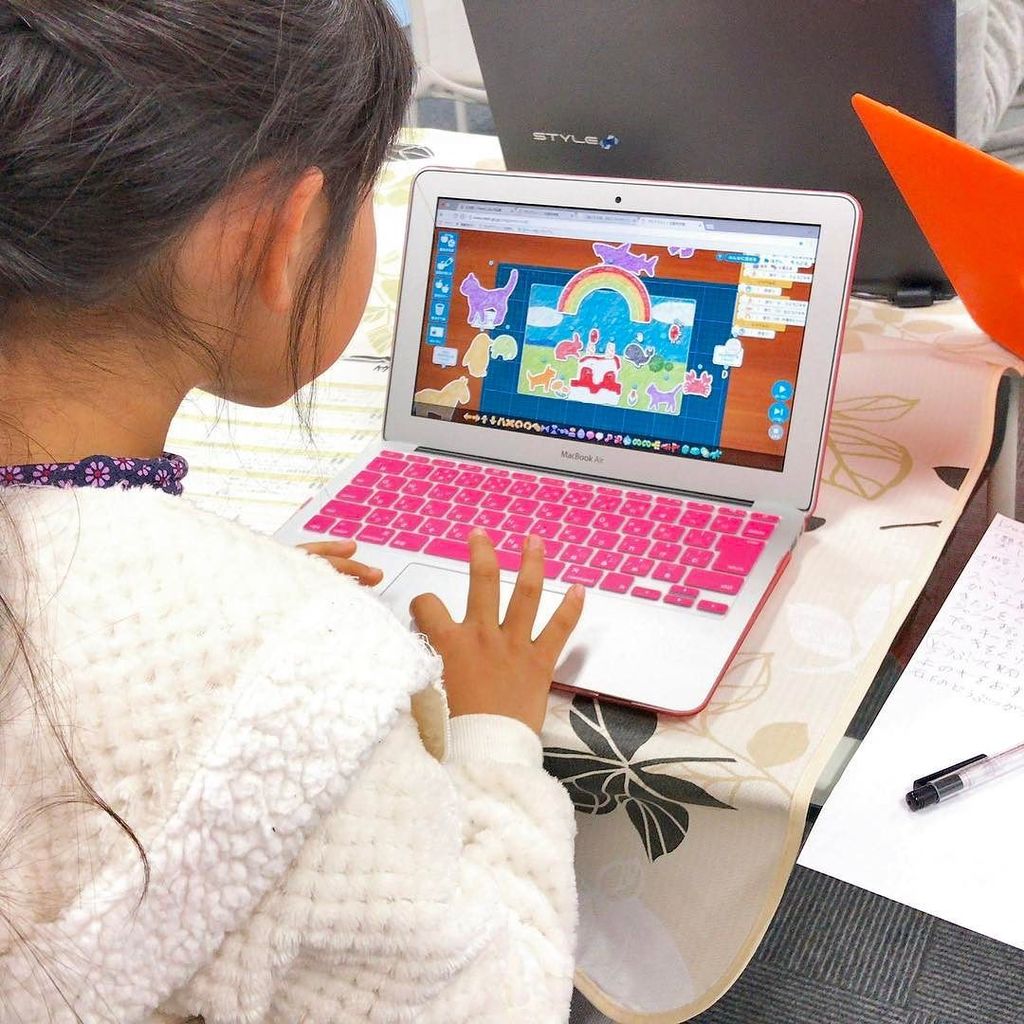 kondo_orange's tweet photo. お母さんの誕生日おめでとうアニメーションを自作する小3。
別にやらせたわけではなく自発的なもの。
表現の可能性が広がると人間性も広がる気がする。
#ITeens Lab.
#子ども… https://t.co/U6Zd8o27RH https://t.co/mdUHEBGhdF