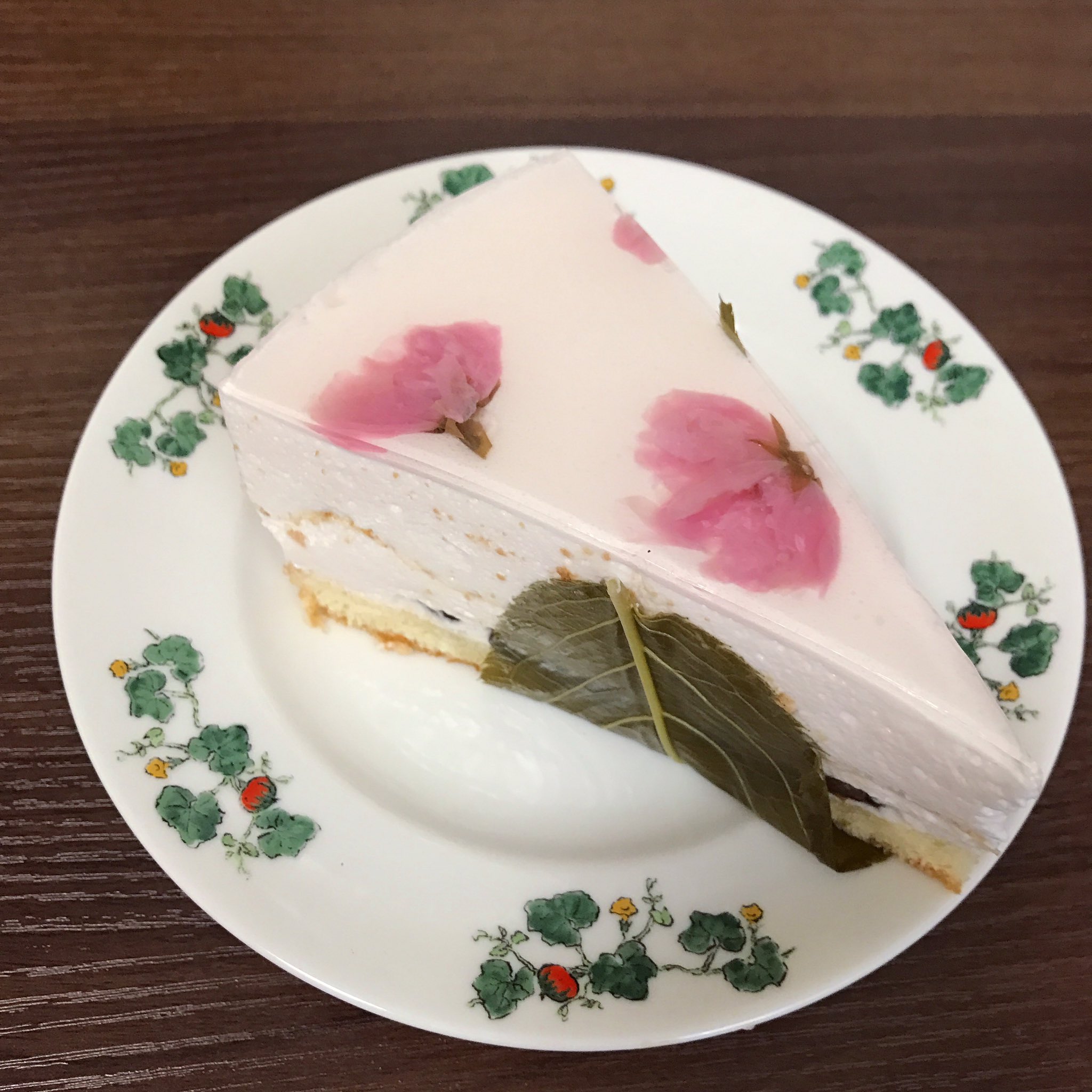 女二郎 二郎のあとはharbsで さくらケーキ ストロベリーミルフィーユ 崩れちゃったのでホールの写真です わたしが知るなかで1カットが1番大きなケーキ屋です さくらケーキは完全に桜餅の風味がして見た目も味も春でした T Co Age1ogiwtm