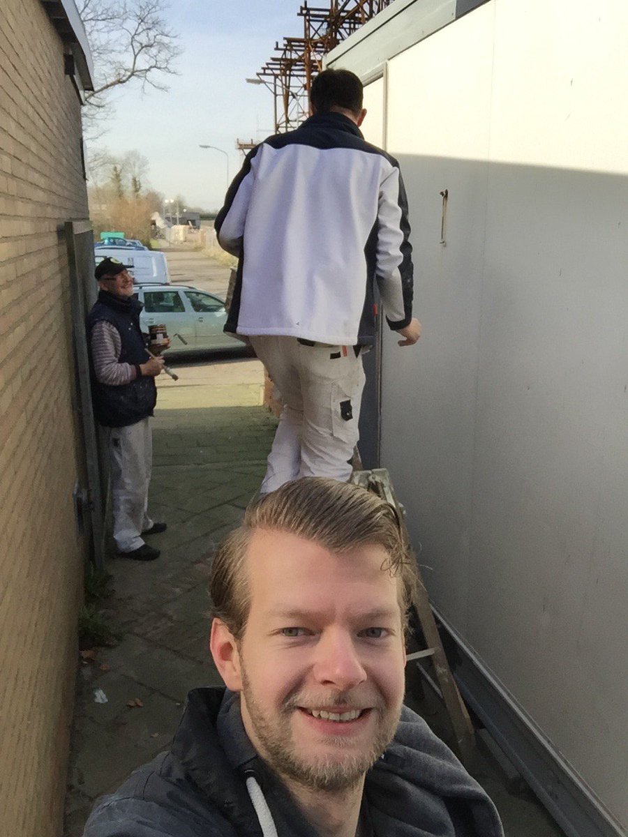 juhet's tweet image. Druk bezig met schilderwerk bij de duivenclub #nldoet #mooiweer