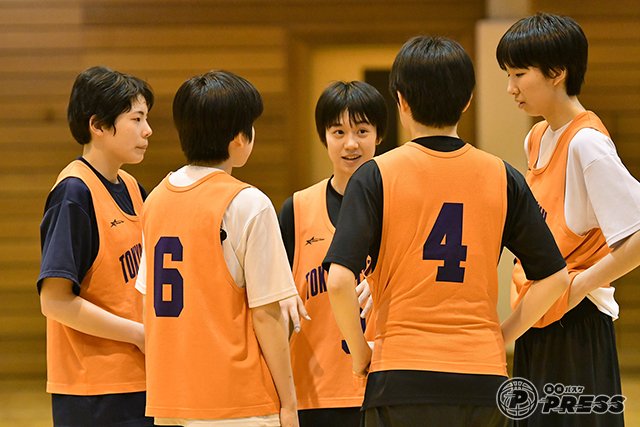 高校バスケpress プレス 大好評シリーズ 東京成徳大学高 Vol 3では注目の有望選手を紹介 キャプテンの木村亜美選手 センターの大原咲織 さおり 選手 そして1年の三好青花 はるか 選手です T Co Yvewhrb0 高校バスケpress