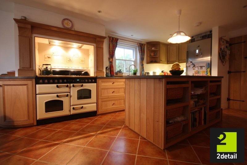 2detail's tweet image. #30projectsin30days Chilsworthy. A traditional oak kitchen with Corian worktop and sinks. ow.ly/Ja7m309ITxH #bespokekitchens