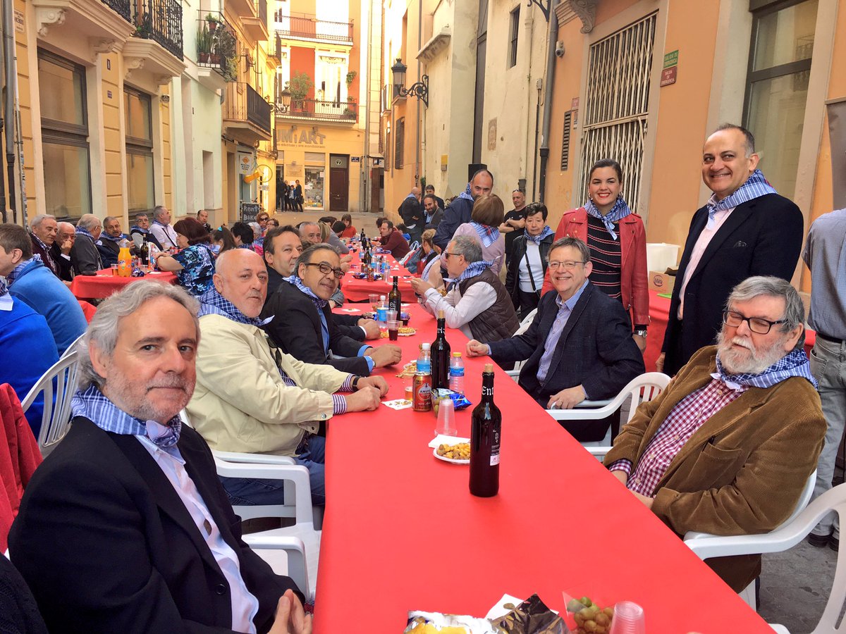 PSOEValencia's tweet photo. @ximopuig @SanGomezLopez @joancalabuig 🔥#falles2017 esmorzar amb col·lectius i entitats amb q treballen x millorar #València #GermanorFaller https://t.co/688c25l6B1