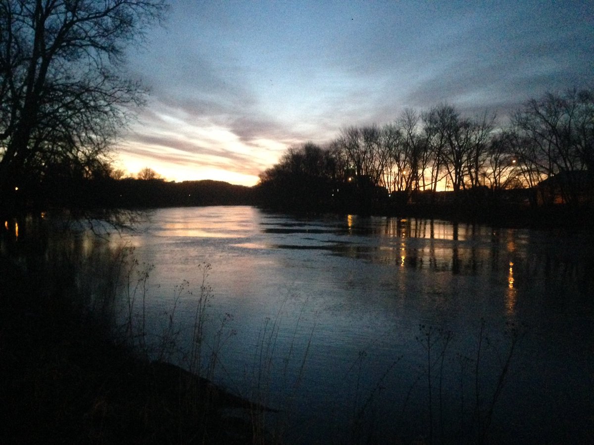whofartlekd's tweet photo. A couple shots from a new running route I scoped out. #stillnotrunning #stupidhamstring #goinginsaneoverhere https://t.co/qgvJm3ZzOY