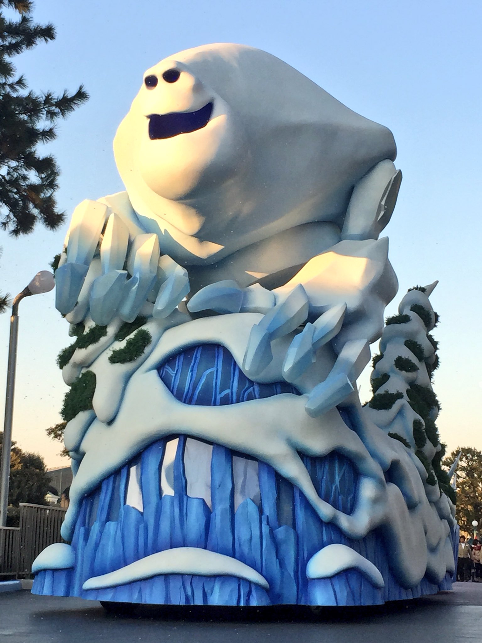 五井ヒロト 東京ディズニーリゾートの景色324 アナと雪の女王の名脇役 オーケンとマシュマロウ 短編映画 エルサのサプライズ でマシュマロウはスノーギースの親としてエルサの氷の城に住み オーケンはエルサにオーケン特性のかぜ薬をプレゼント