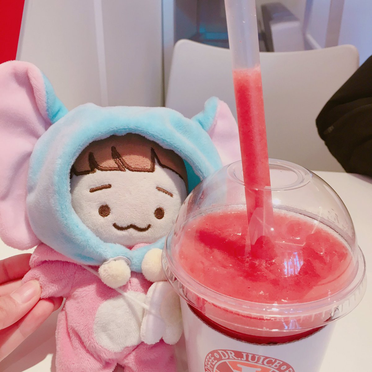 Do0112_oD's tweet photo. 부쿠니 옷이 탐낫던 쩨니! 결국 모자부터 후드까지 뺏어 입고마는 째니 ㅠㅠ https://t.co/kzyJSyHg2H