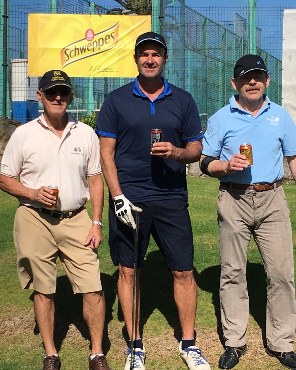 En juego el VI Torneo Benéfico Club Leones. Algunos ya a mitad de recorrido refrescándose con Schweppes <a href="/Ahembo/">ahembo</a>