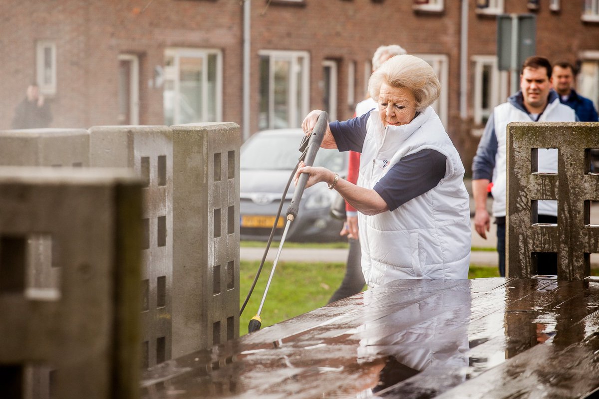 rtvutrecht's tweet photo. IN BEELD: Prinses Beatrix helpt vrijwilligers in IJsselstein met het zomerklaar maken van een speeltuin https://t.co/vIWthHCIfk #NLdoet https://t.co/FZRBAFQ087