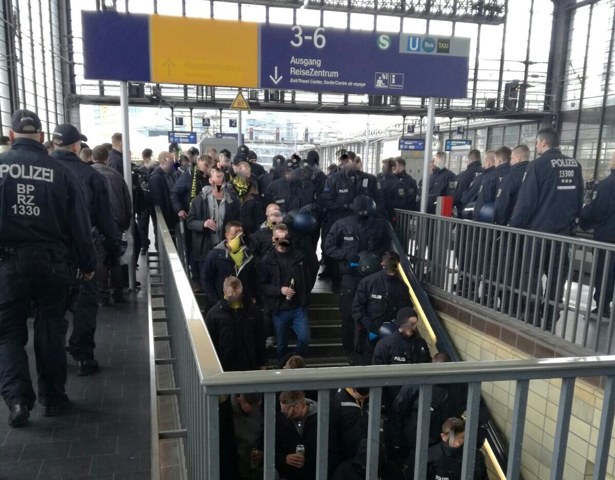 Ankunft von #bvb Fans am Bhf. Zoo. Alles ruhig - weiter so! #bscbvb #fairplay