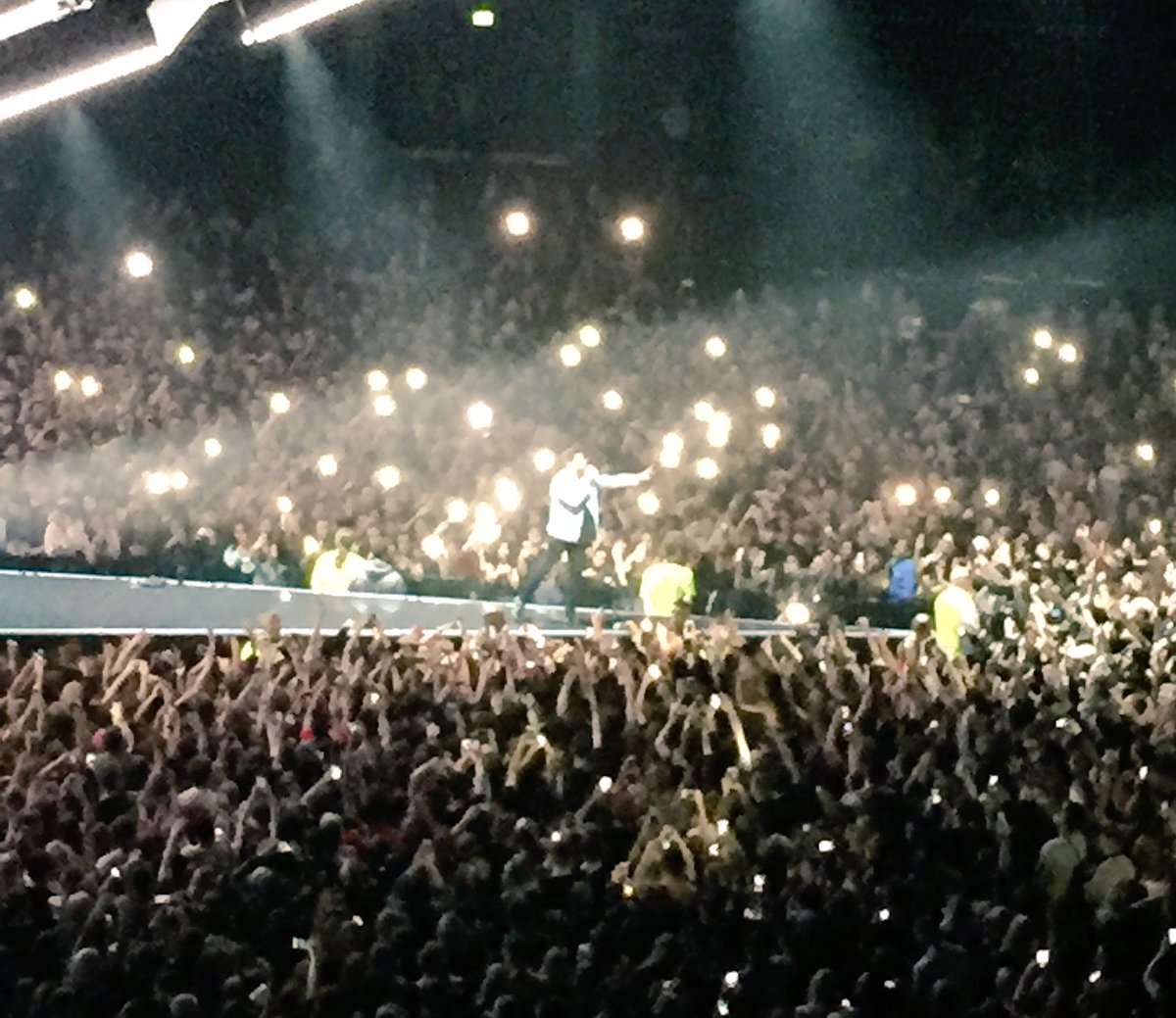 _ALH95's tweet photo. @theweeknd was amaaazing last night ๐โญ๏ธ ! #hellohydro #theweeknd #starboy @gavinwiffen_ https://t.co/uUn3FSNckC
