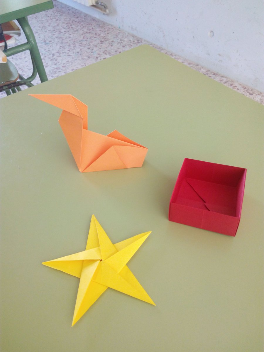 msola127's tweet photo. Hem après matemàtiques plegant paper a la XIV Jornada #apamms Un ocell que picota, una estrella i una capsa. Genial https://t.co/Za0ZnP4uhm