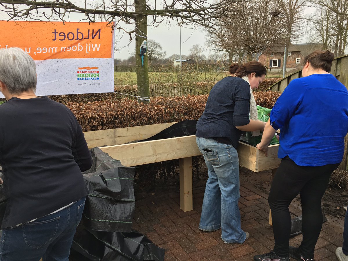 JaJoBouw's tweet photo. Er wordt keihard gewerkt door onze vrijwilligers, de begeleiders en de bewoners van @SeverinusV tijdens @NLDOET #nldoet @OranjeFonds https://t.co/KD1a3vthmg