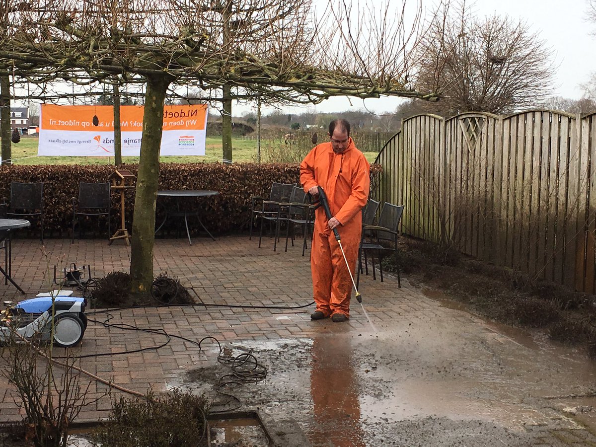 JaJoBouw's tweet photo. Er wordt keihard gewerkt door onze vrijwilligers, de begeleiders en de bewoners van @SeverinusV tijdens @NLDOET #nldoet @OranjeFonds https://t.co/KD1a3vthmg