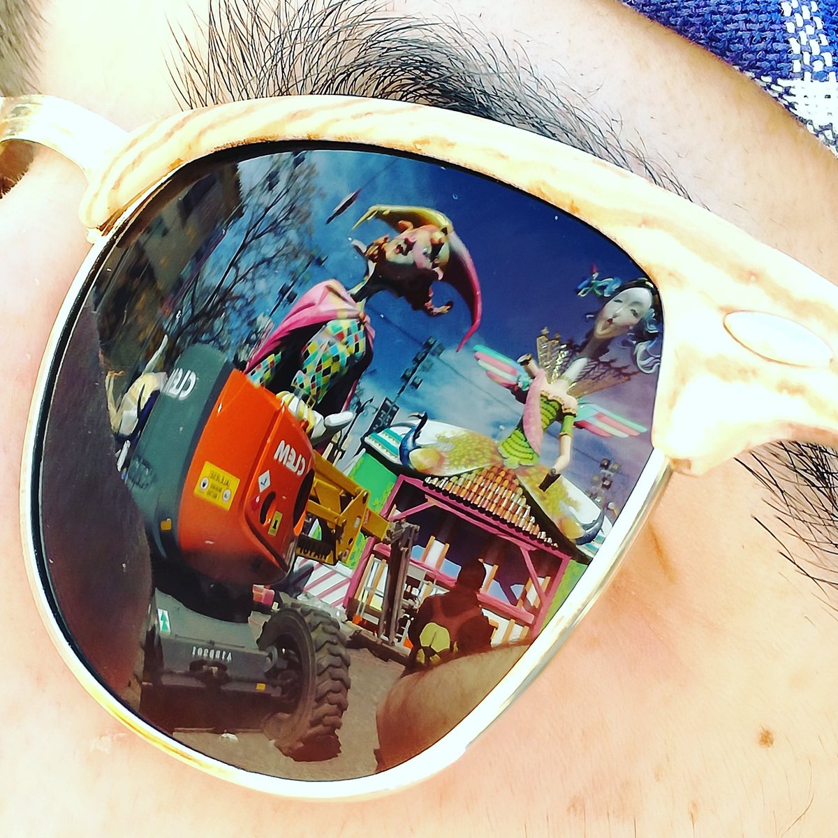 UnNouParot's tweet photo. Lo sguardo della commedia #Falles #Fallas #València #Fallas17 #Falles17 #Plantà17 #Commedia @najordana https://t.co/QExuAJmHCp
