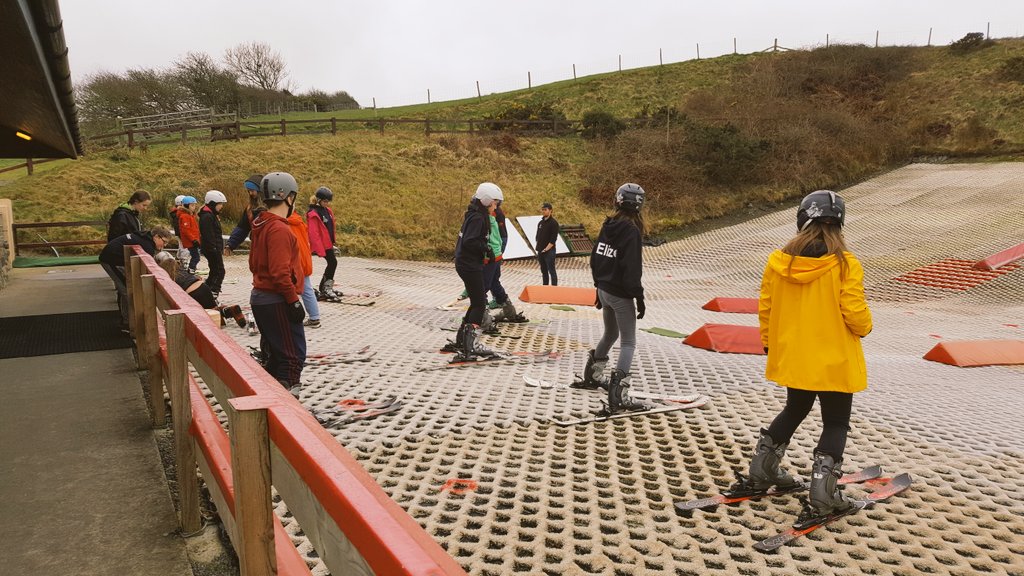 Cyf_Cymraeg's tweet photo. Prynhawn llawn antur (full of action)!  @llangrannog1932 @UrddCymoedd https://t.co/Fctmd2Vq7f