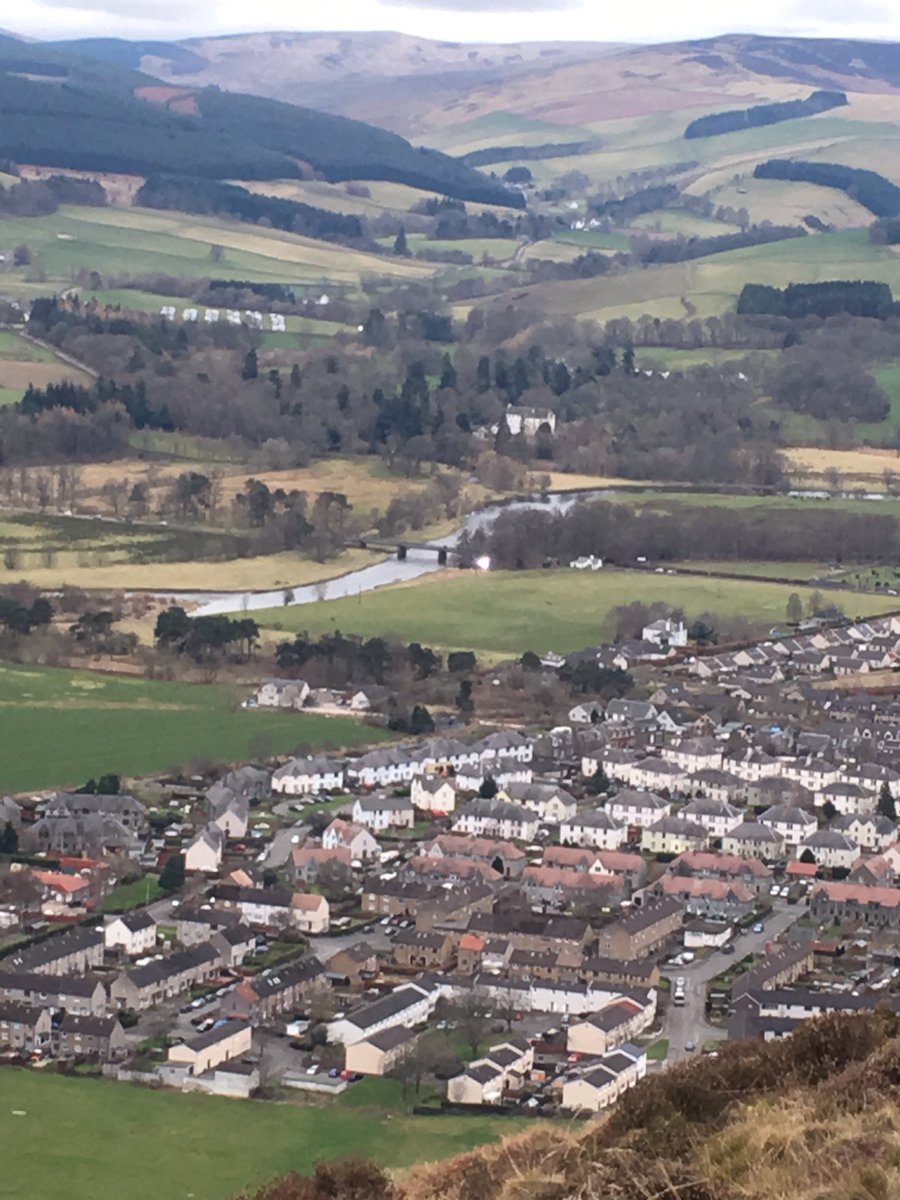 @i_shoot_pixels with tonight's light on in the middle of the pic. Between <a href="/musicandmirrors/">Musicandmirrors</a> @i_shoot_pixels it will be like daylight tonight.