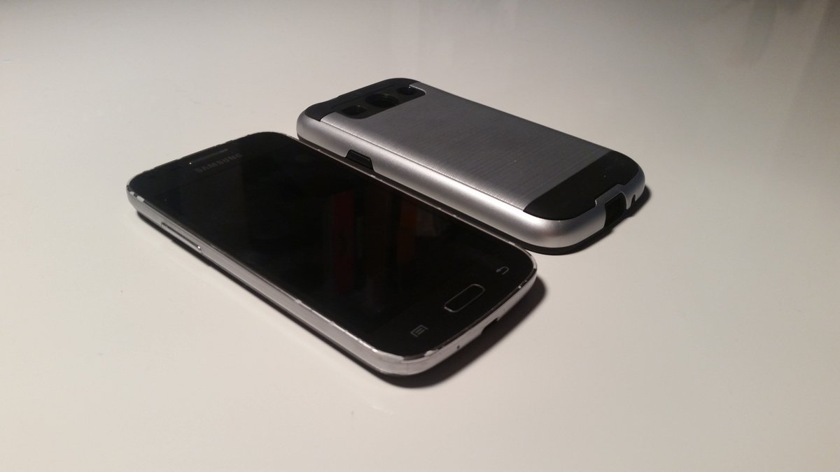 ❗️Trouvé : tél. portable de type tactile et portatif, avec une pointe d'autodérision observable sur le côté gauche. Proprio : Grégor Nipferd